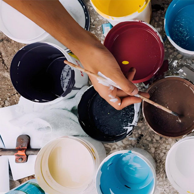 Varios colores de pintura que muestran la compatibilidad del color del carbonato de calcio